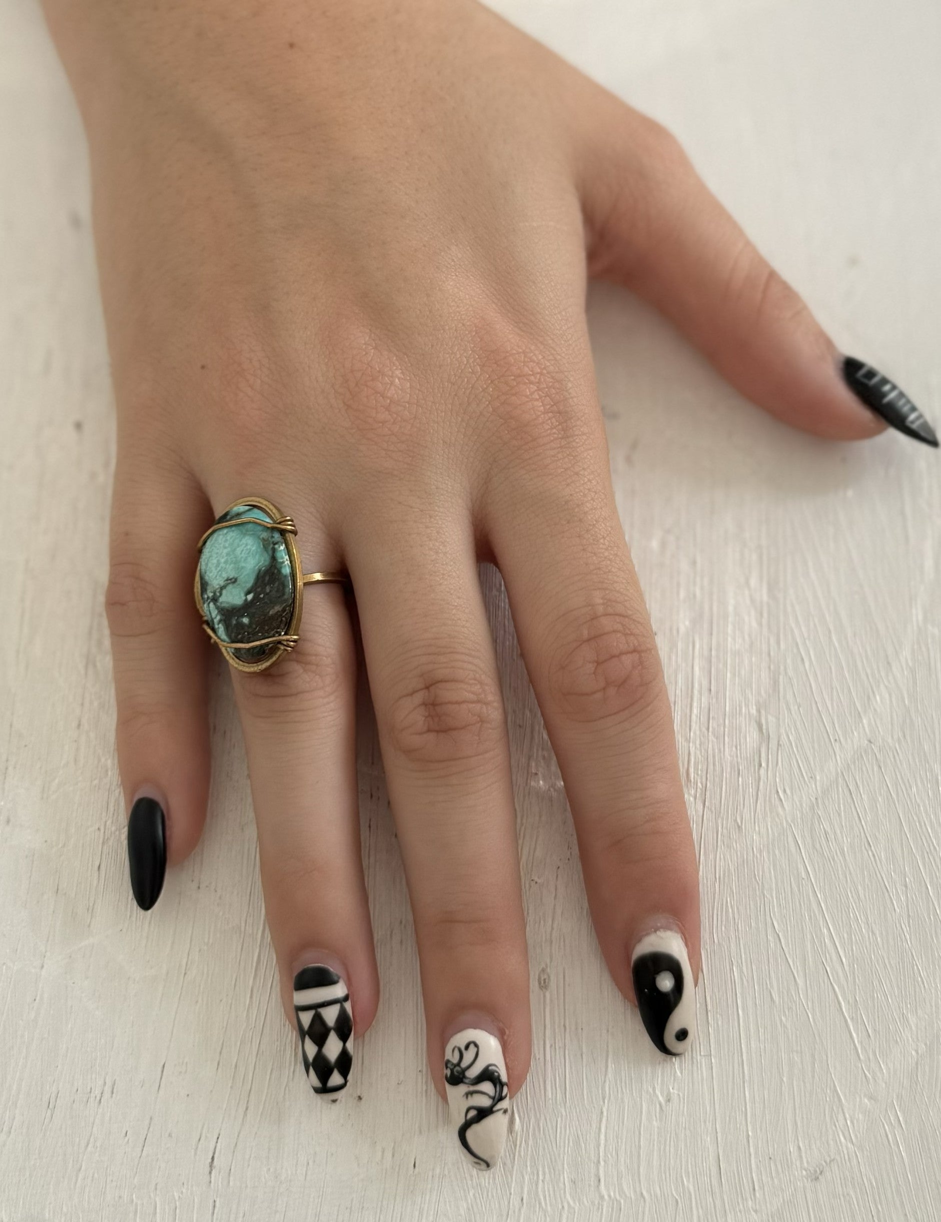 Anillo de Howlita