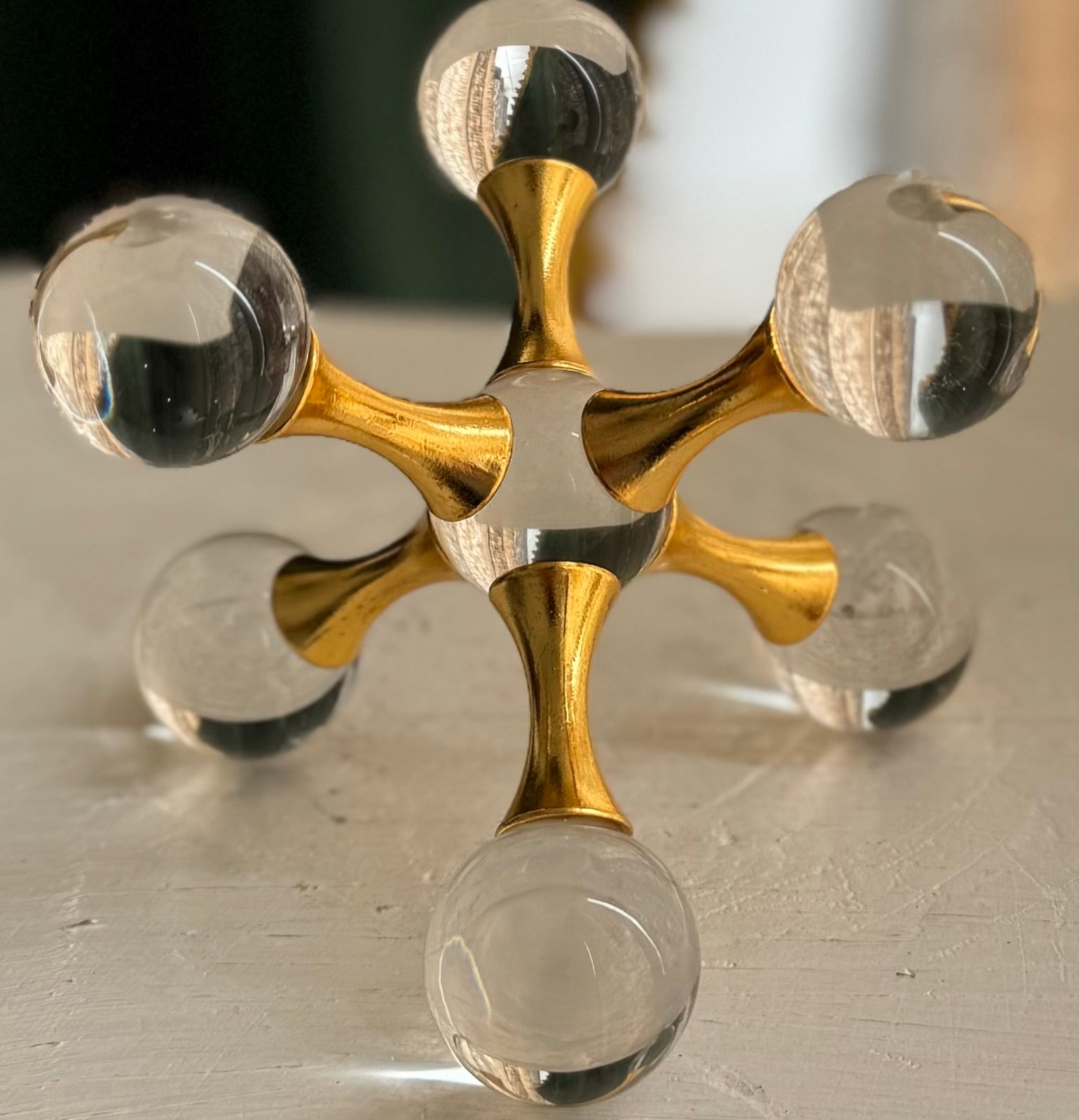 Escultura Molecular 'Un Átomo en el Universo Eterno'
