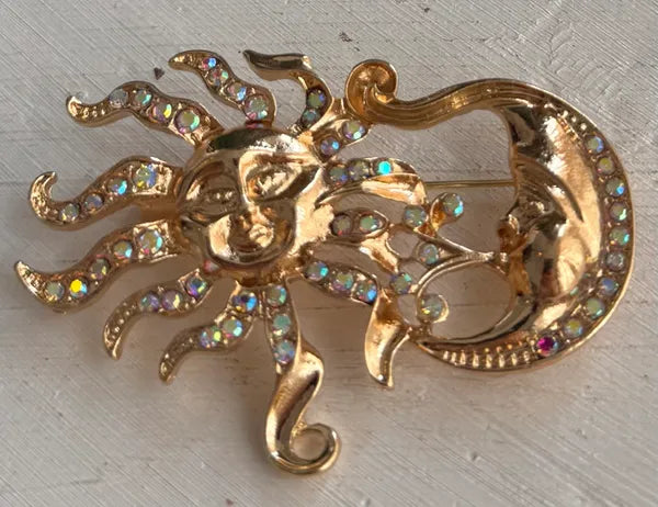Broche del Sol y la Luna Con Cristales Indecentes