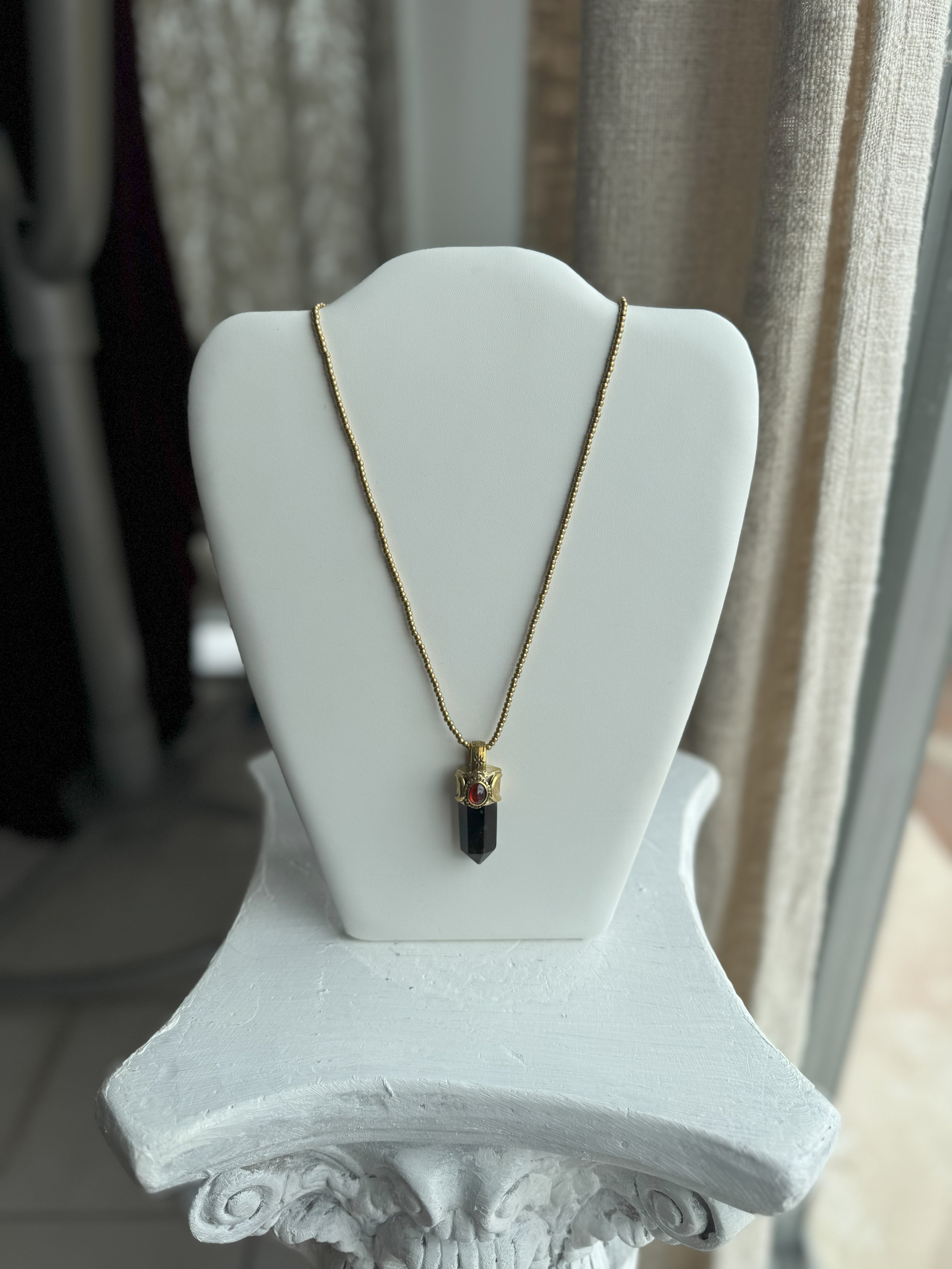 Collar Wiccano de Cuarzo Ahumado y Granate