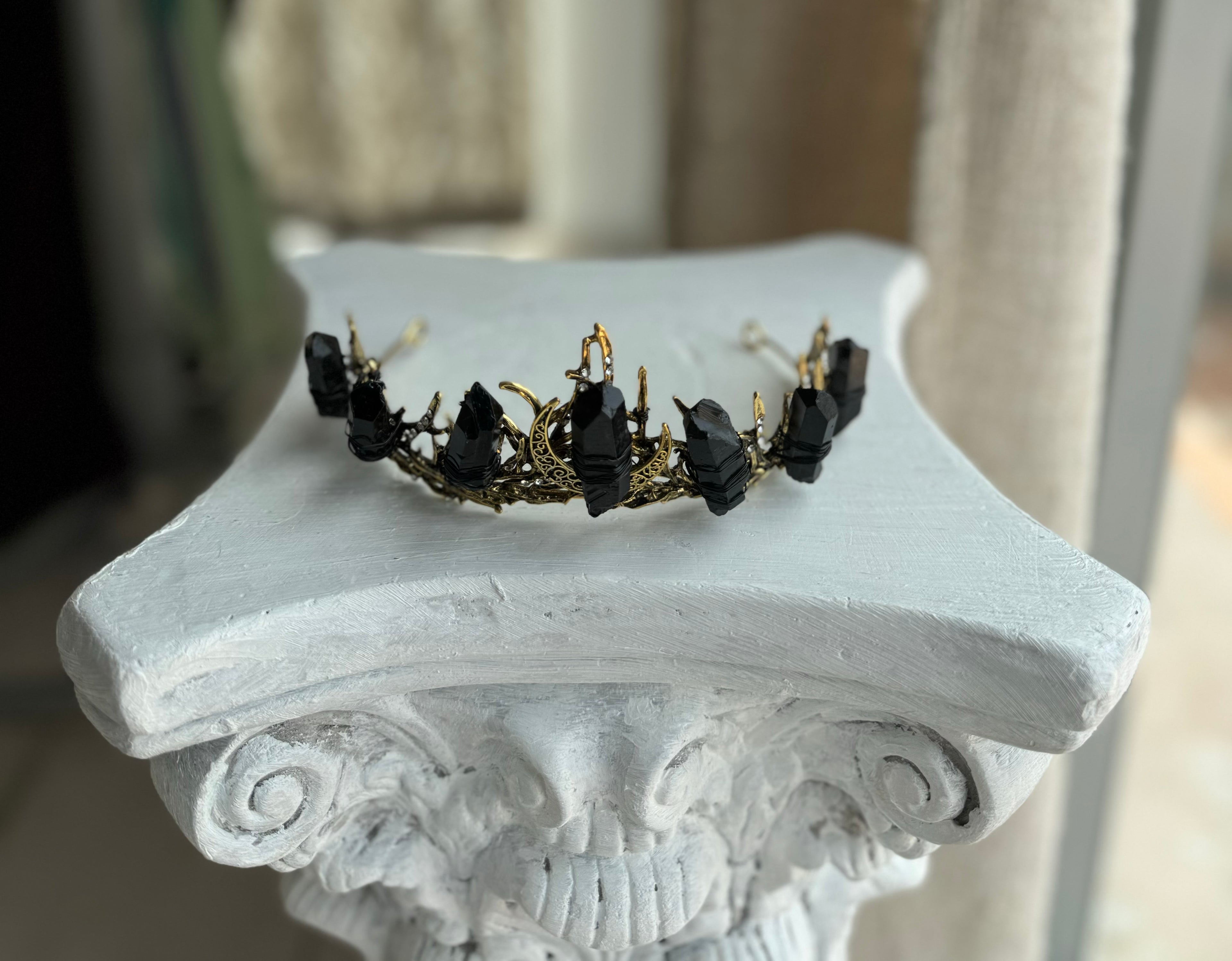 Diadema con Flores blancas y varitas de Obsidiana