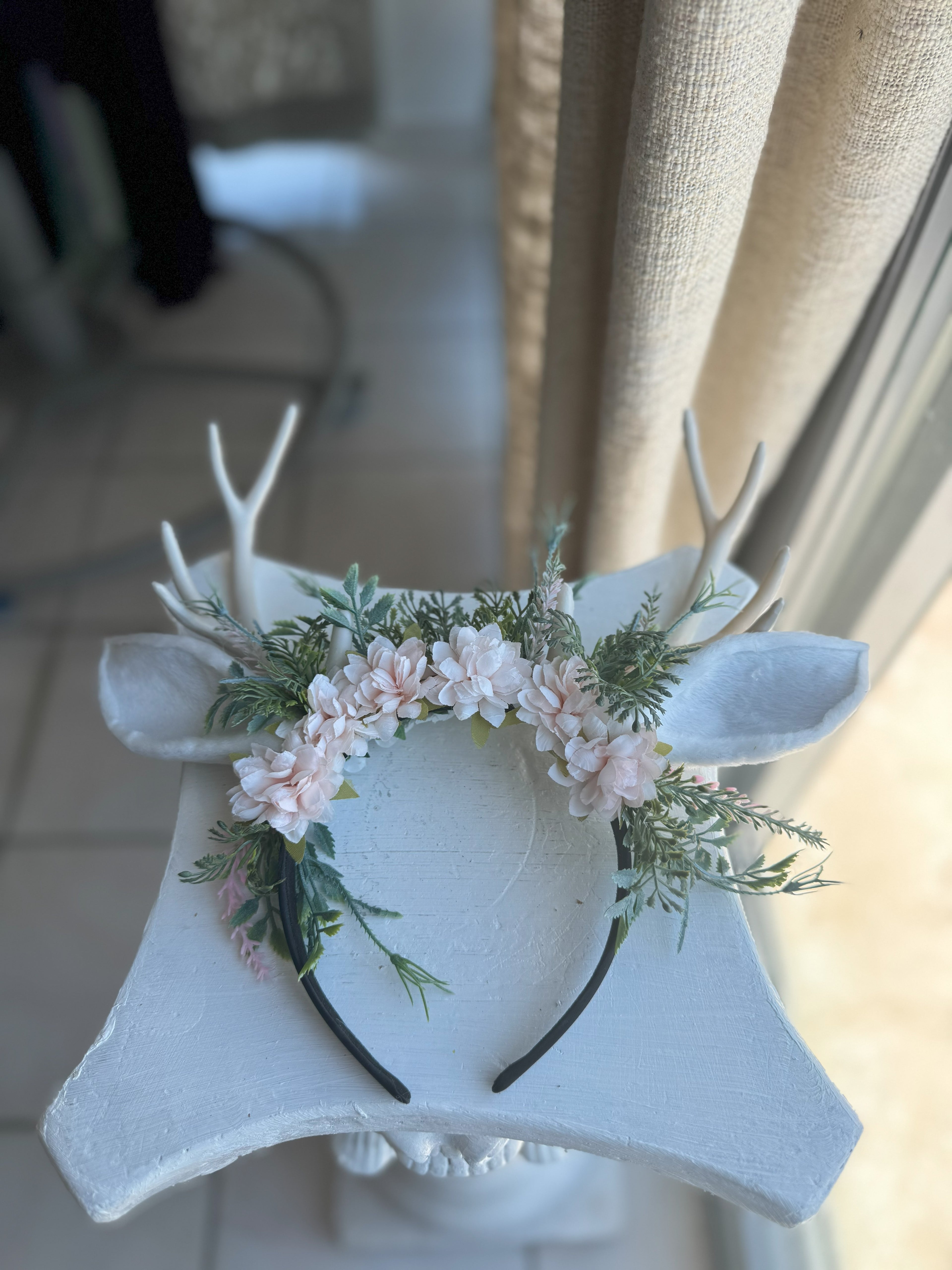 Diadema con Astas , flores blanco y rosa