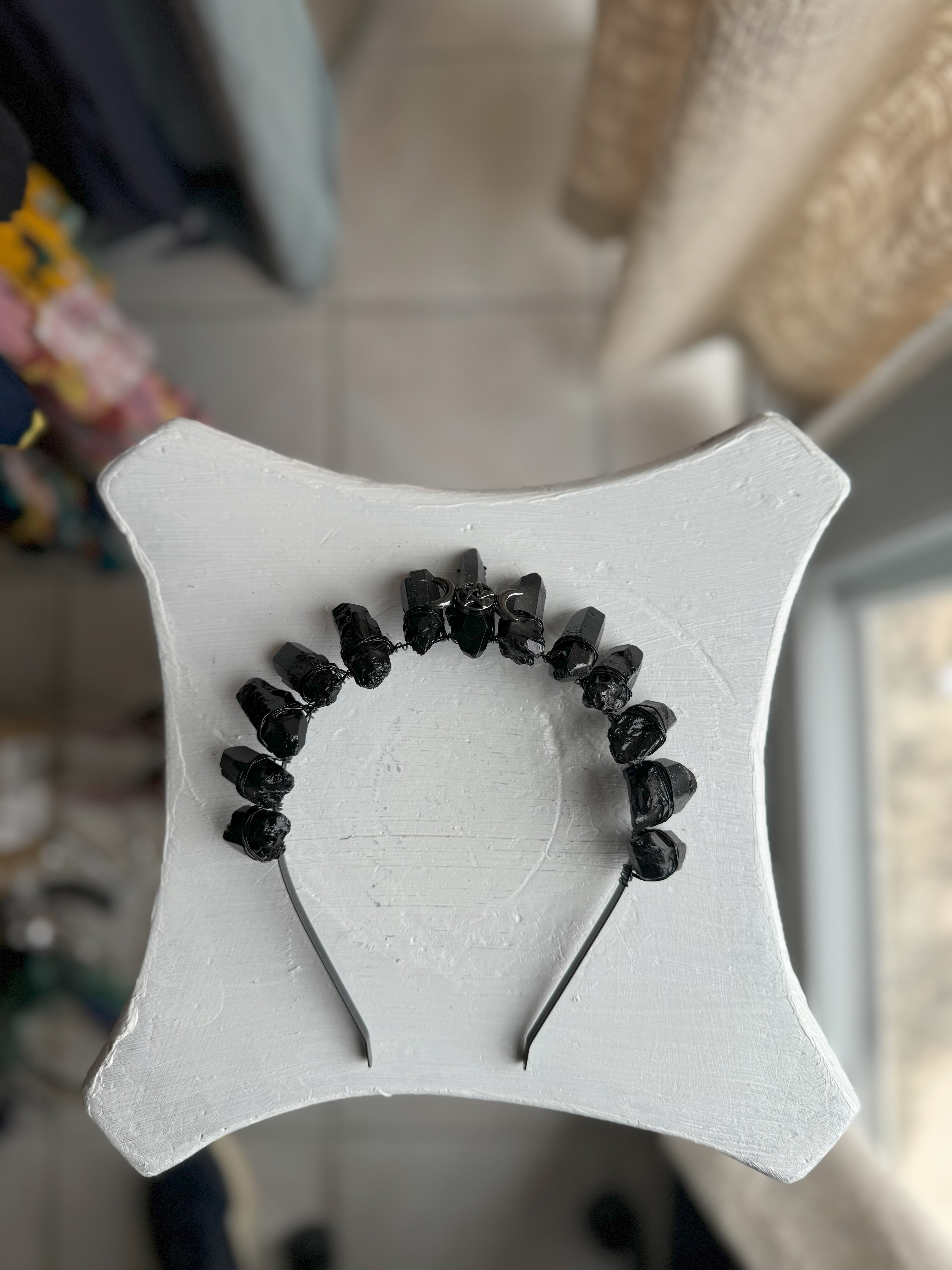 Diadema de Corona de Shungita con Luna Negra