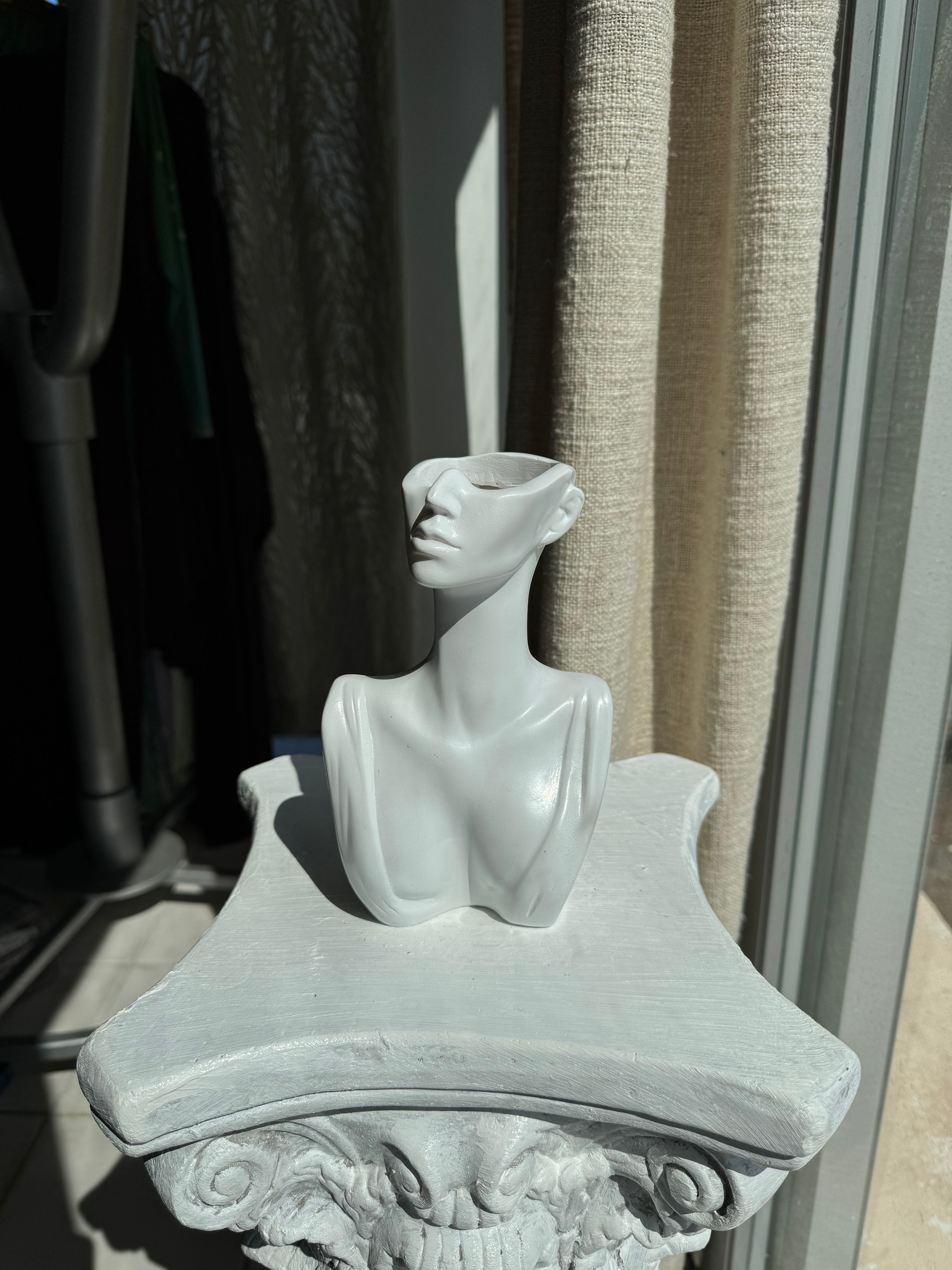Jarrón Elegante de Busto Femenino