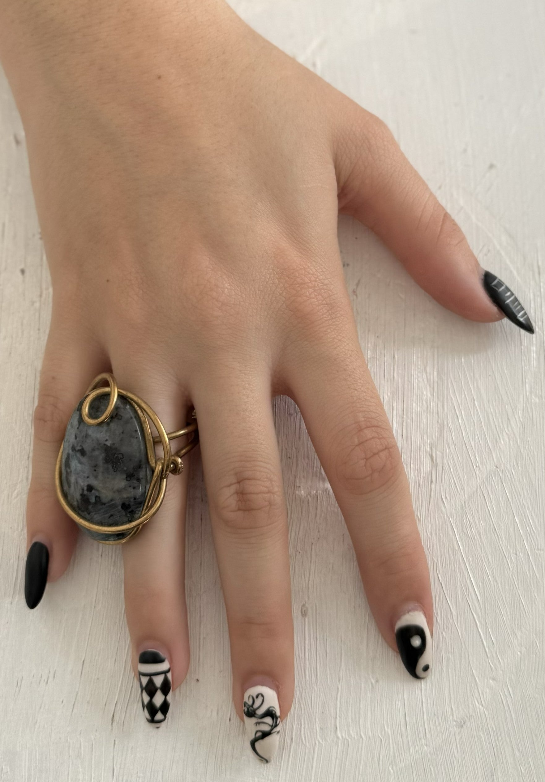 Anillo de Larvikita