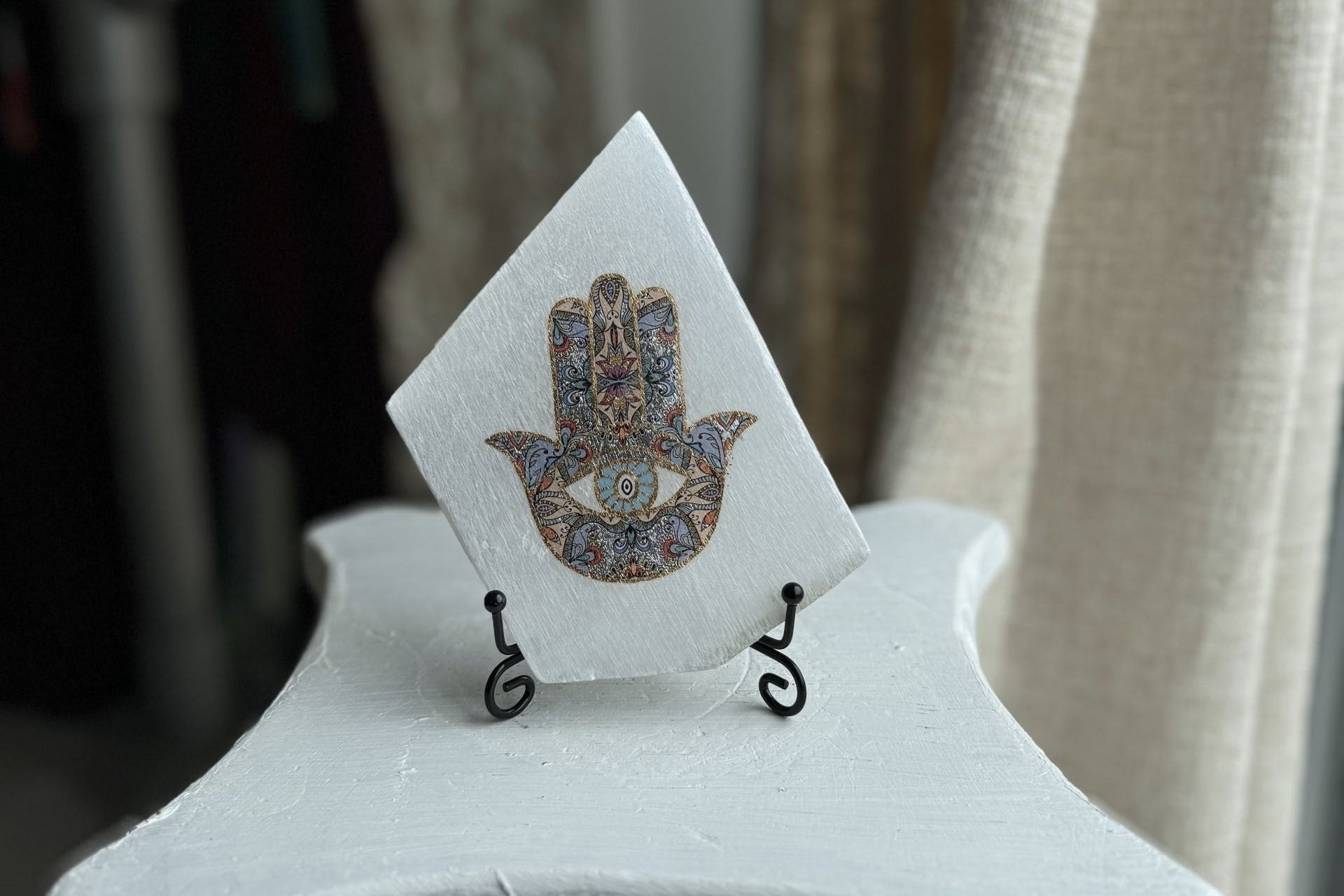 Selenita con Mano Hamsa